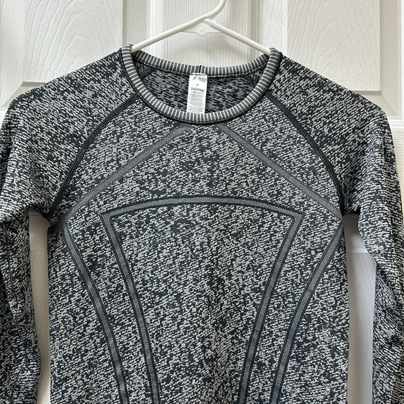 LIKE NEW! Ivivva Fly Tech Long Sleeve Top - Picture 5 of 11